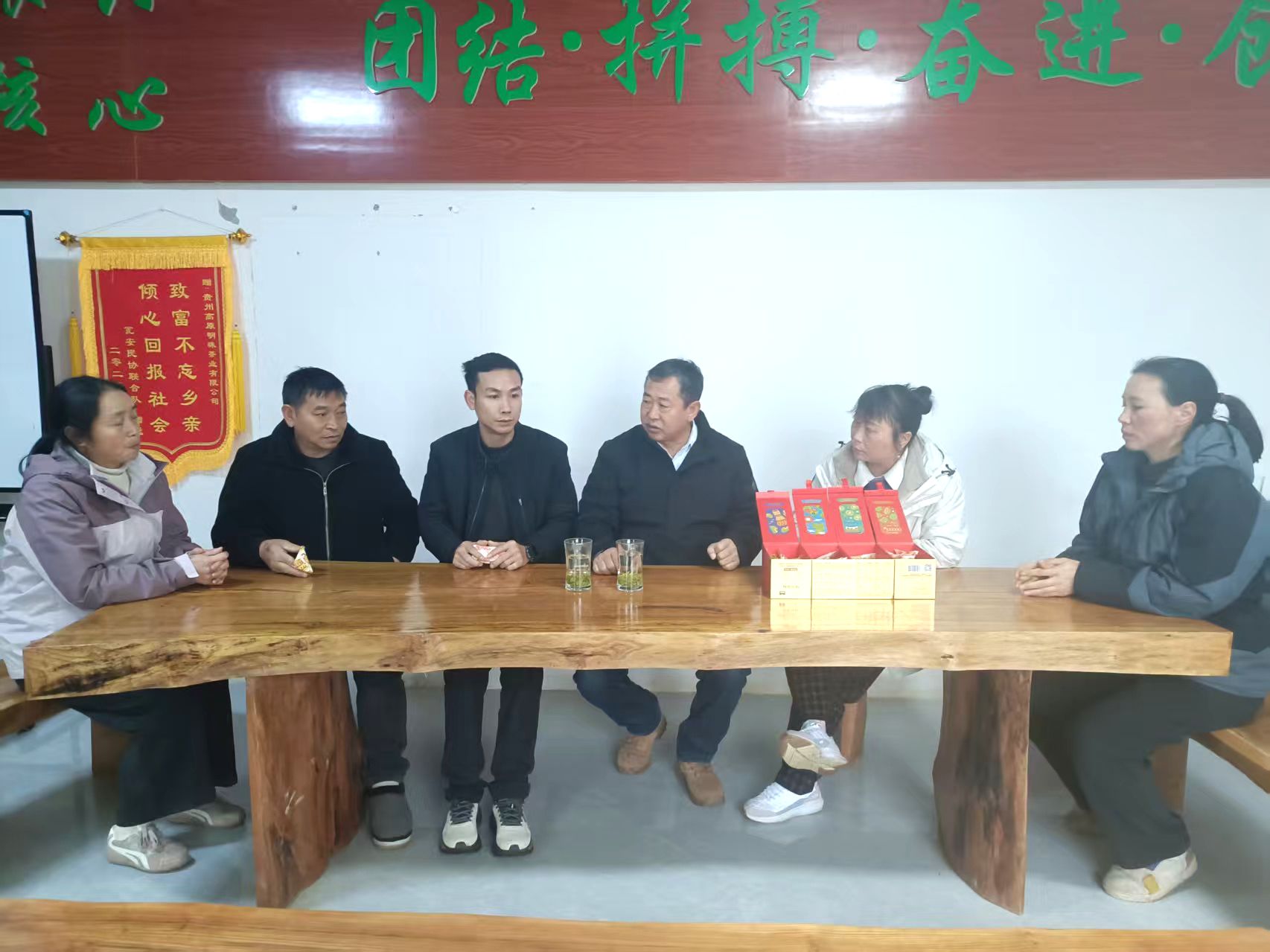 【代表委員風采】何玉川 以茶為媒，讓荒山變“金山”